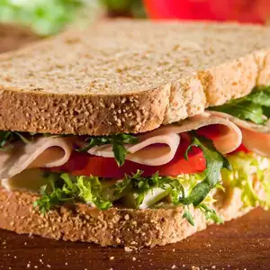 Sanduíche de Salame e Provolone