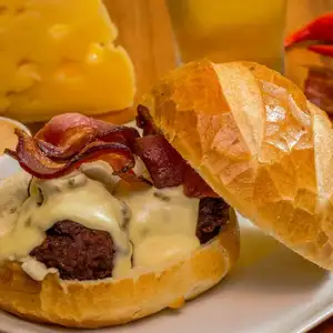 Pão com Bolinho e Bacon